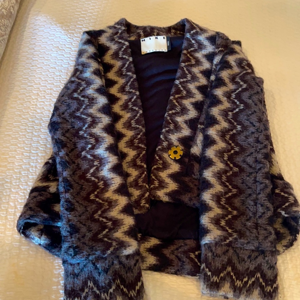 EUC. Printed sweater. Size small.
